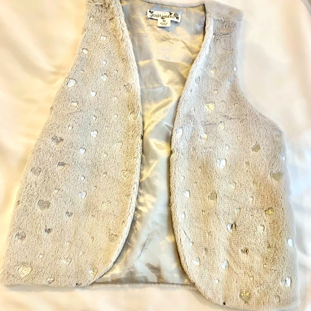 Knitworks fashion vest silver grey metallic heart patterned fuzzy Girl’s M NWOT